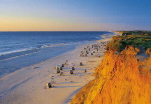 SYLT – Das Rote Kliff blickt auf einen Strand.