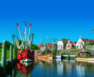 Eine Gruppe Boote legte an der Küste an - Der Hafen von Greetsiel.