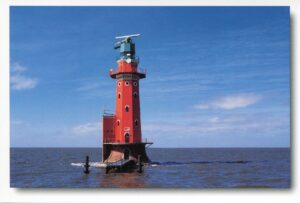 Ein Leuchtturm inmitten eines Gewässers am Nordlichter - Hoher Weg/Wesermündung.