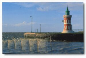 A Serie Leuchttürme - Bremerhaven / Kaiserschleuse im Wasser in Bremerhaven.