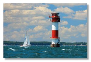 Ein Leuchtturm mitten im Meer, umgeben von Nordlichter - Kalkgrund / Flensburger Förde.