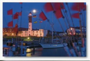Ein Boot legte neben einem Leuchtturm auf Sylt an - List-Ost / Ellenbogen / Sylt.
