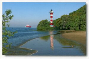 A-Serie Leuchttürme - Wittenbergen / Hamburger Leuchtturm in der Nähe eines Gewässers.