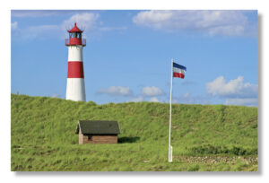 Ein Grashügel mit der Serie Leuchttürme - „Ellenbogen“ / List-Ost.