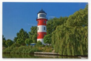 Eine rote Serie Leuchttürme - Brinkamahof / Marina in Bremerhaven mitten in einem See.
