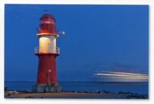 Der rot-weiße Leuchtturm in der Serie Leuchttürme - Ost-Mole Warnemünde.