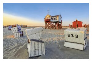Am St. Peter-Ording liegen Strandliegen am Sandstrand Küstenland.