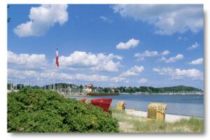 Ein blauer Himmel über der Ostseeküste - Eckernförder Bucht.