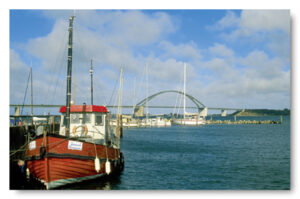 Ein Boot legte an der Ostseeküste - Fehmarnsund an.