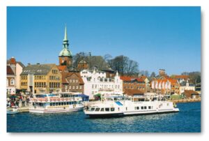 Ein Boot liegt im Wasser neben Küstenland - Kappeln an der Schlei.