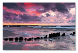 Ein Küstenland - Wolkengemälde über einem Küstenland.