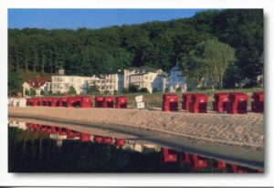Rote Stühle am Strand Rügen - Meine Insel - Strand vom Ostseebad Binz.