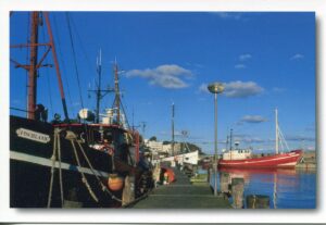 Ein Boot legte an der Anlegestelle Rügen - Meine Insel - Hafen von Sassnitz an.