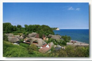 Ein Küstendorf mit Strohdächern mit Blick auf das Meer auf Rügen - Meine Insel - Vitt Auf der Halbinsel Wittow.