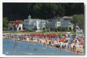 Eine große Menschengruppe am Strand von Rügen – Meine Insel – konkret am Strand von Binz.