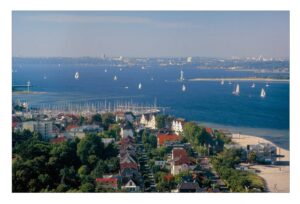 Eine Luftaufnahme von Schleswig-Holstein - Friedrichsort mit Blick über die Kieler Förde, mit Segelbooten in der Kieler Förde.