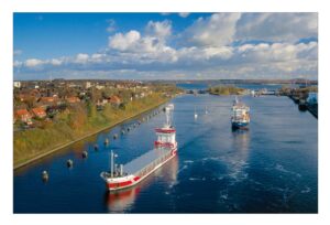 Ein Schleswig-Holstein - Nord-Ostseekanal / Kiel-Holtenau fährt flussabwärts in Schleswig-Holstein.