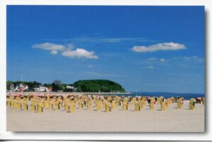 Eine Menschengruppe am Strand von Travemünde in Schleswig-Holstein.