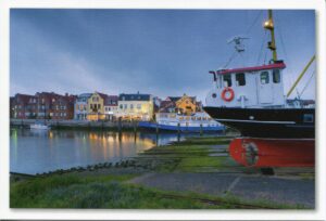Ein Boot liegt am Hafen in Schleswig-Holstein - Der Hafen von Husum.