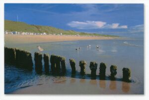 Eine fesselnde Sylt-Impressionen – Buhnenreihe im Süden von Westerland mit einer ruhigen Strandszene.