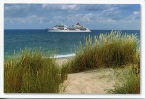Ein majestätisches Schiff, die „Sylt Impressionen – Die ‚Europa‘ vor List“, segelt im Wasser.