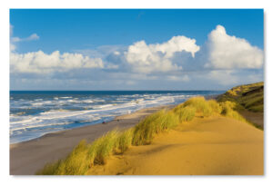 Ein Strand mit Sanddünen und Wolken am Himmel auf Sylt – Meine Insel – Die grandiose Insellandschaft.
