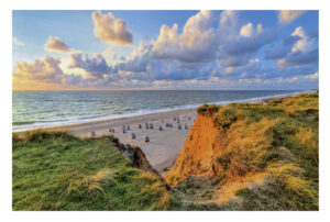 Eine malerische Trauminsel - Das Rote Kliff mit Blick auf den Ozean.