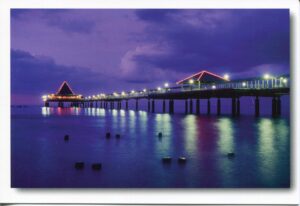 Die Seebrücke Usedom – Meine Insel – Deutschlands längste Seebrücke vor Heringsdorf ist nachts beleuchtet.