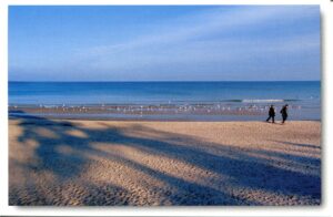 Zwei Menschen gehen auf Usedom spazieren - Meine Insel - Am endlos, weißen Strand auf der Insel Usedom.